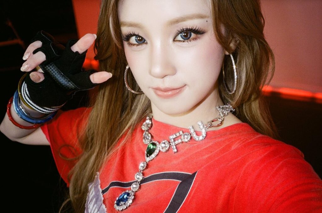 250930 m2mpd تحديث Twitter مع فيلم Yuqi - M2 خلف ("Mo" Relay Dance)