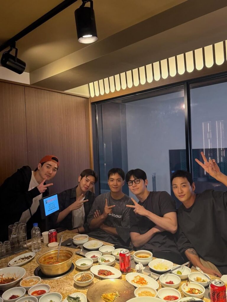 لم شمل NU'est لتناول العشاء في الصورة المشتركة حديثًا