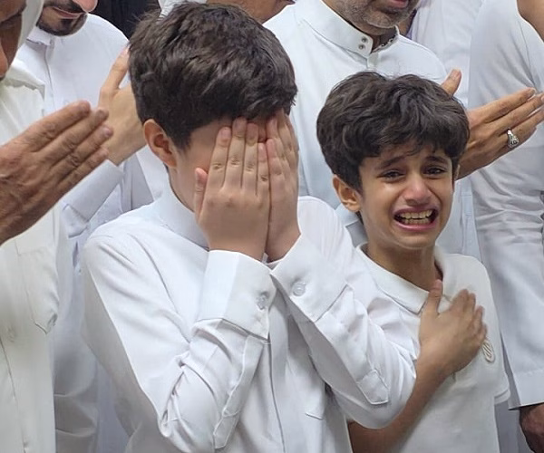 في ليلة خسوف القمر.. القديح تشيّع الملا الشاب كرار العسيف