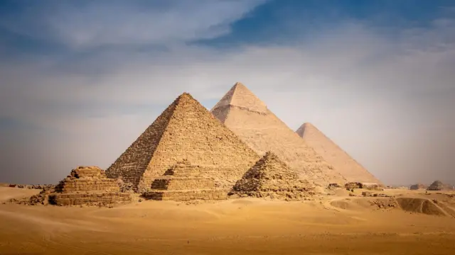 منظر عام لمجموعة أهرامات الجيزة