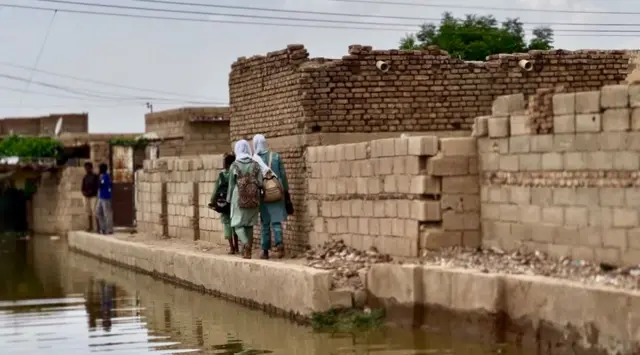 مياه الفيضان تغمر الشوارع