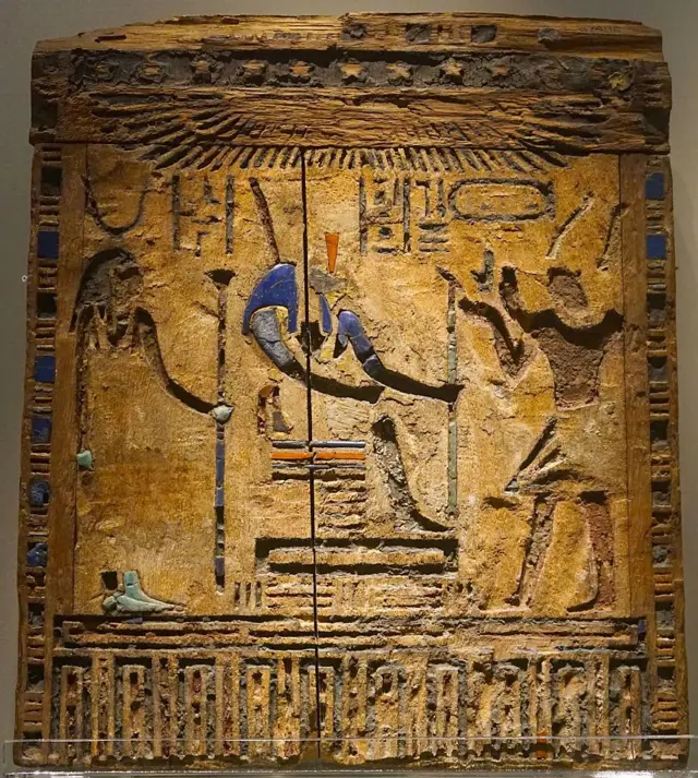 الإمبراطور الفارسي داريوس الأول (دارا الأول) في هيئة فرعون مصر، نحت خشبي، يصور الملك وهو يقدّم قرباناً للإله المصري أنوبيس، وتظهر الإلهة إيزيس على اليسار