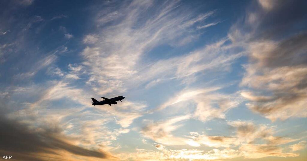 طائرة عائدة من قمة شرم الشيخ تهبط اضطراريا بسبب "انفجار"