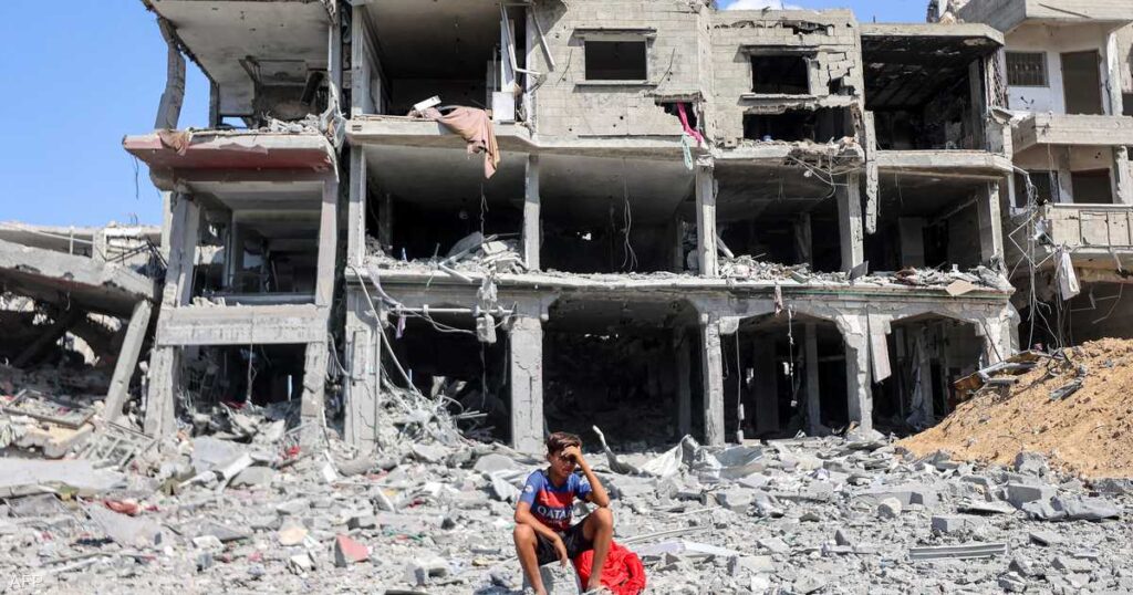 ألوف يعودون لمنازلهم المدمرة بغزة مع بدء الانسحاب الإسرائيلي