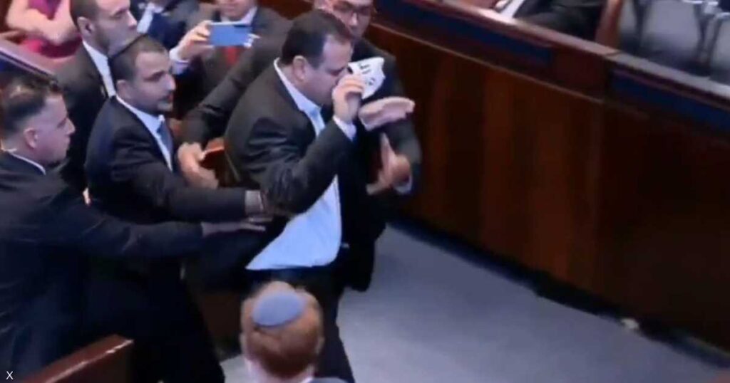 بالفيديو.. عضو الكنيست يقاطع كلمة ترامب ويرفع "لافتة"