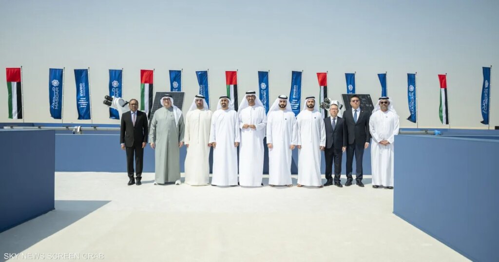 وضع حجر الأساس لأول وأكبر مشروع طاقة متجددة من نوعه بالعالم وضع حجر الأساس لأول وأكبر مشروع طاقة متجددة من نوعه بالعالم