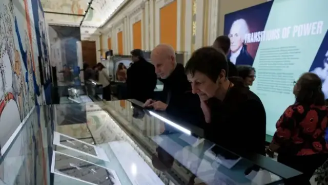 أناس داخل معرض في مكتبة الكونغرس في 24 مارس/ آذار 2025 