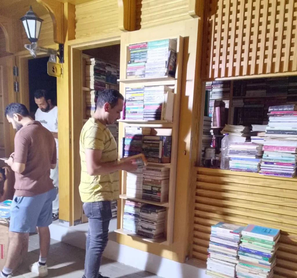 «سور الأزبكية» لبيع الكتب القديمة بالقاهرة لتجاوز أزمات «النقل المتكرر»