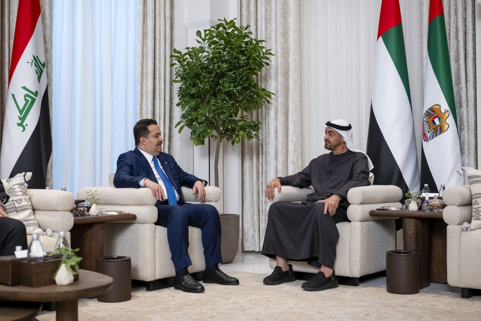 رئيس الدولة ورئيس وزراء العراق يبحثان علاقات البلدين والتطورات الإقليمية