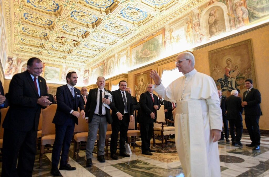 البابا لاوُن الرابع عشر يستقبل وفد الرابطة الطبية الأمريكية اللاتينية الإسبانية والكاريبية