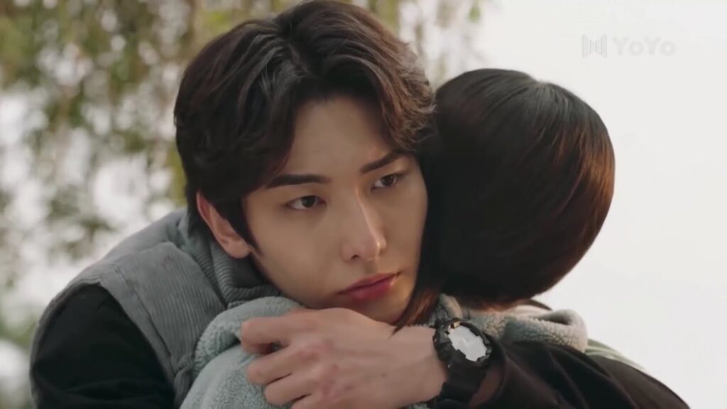 تتعب من العمل فيأتي و يعطيها طاقة بعناق قوي ❤️ (نهر يجري خلاله)