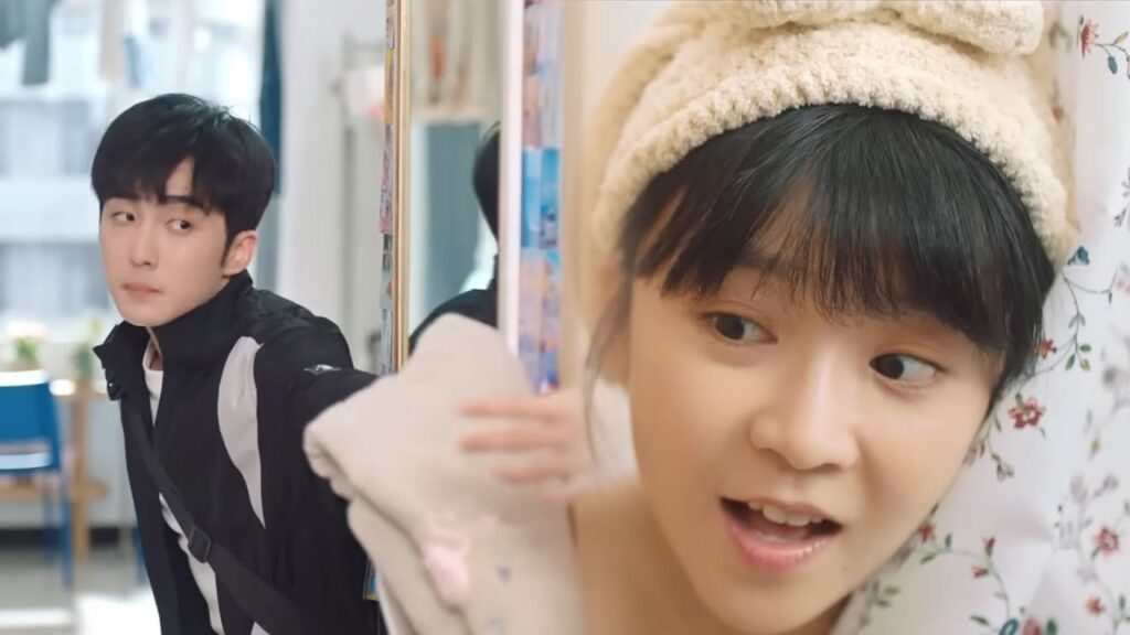 يحرج بطلنا حينما يصادف وجوده في غرفة فتاته بينما كانت تستحم وتطلب منه منشفة!❤️😮مشهد من معادلة الحب