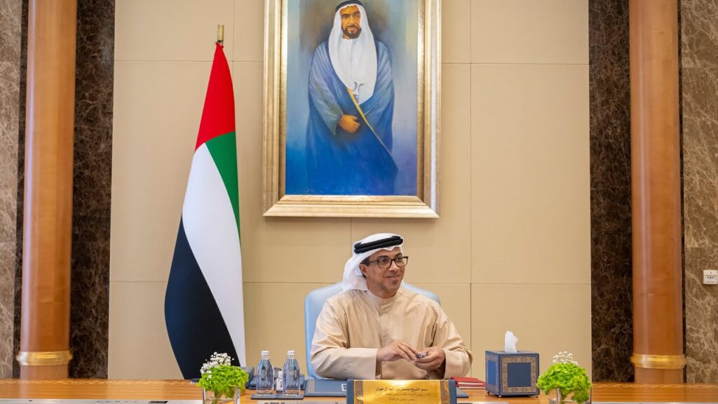 منصور بن زايد يبحث تعزيز مكانة أبوظبي العالمية في الطاقة والمياه