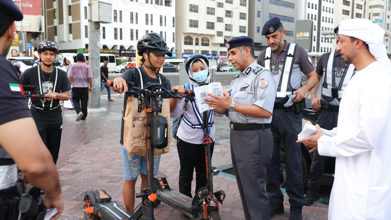 توعية ميدانية لمستخدمي الـ «سكوترات» الكهربائية في أبوظبي توعية ميدانية لمستخدمي الـ «سكوترات» الكهربائية في أبوظبي