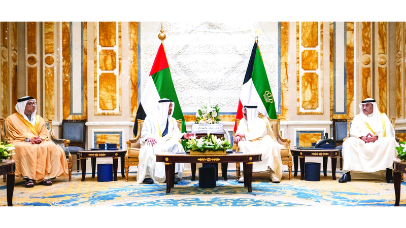 رئيس الدولة وأمير الكويت خلال اللقاء في قصر بيان بحضور منصور بن زايد وصباح خالد الحمد الصباح. من المصدر