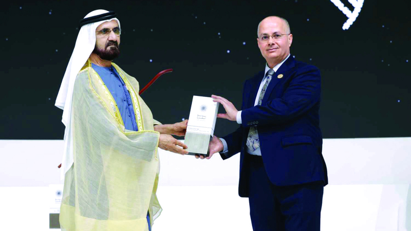 محمد بن راشد يهنئ «نابغة العرب» بـ «نوبل»: أمتنا غنية بالعقول