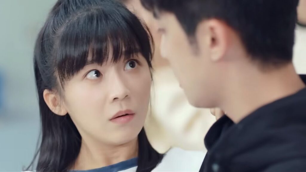 بمجرد سماع أن فتاته أصيبت أثناء منافستها يهرع إليها فيحملها سريعًا لعلاجها💕💕مشهد من "معادلة الحب"