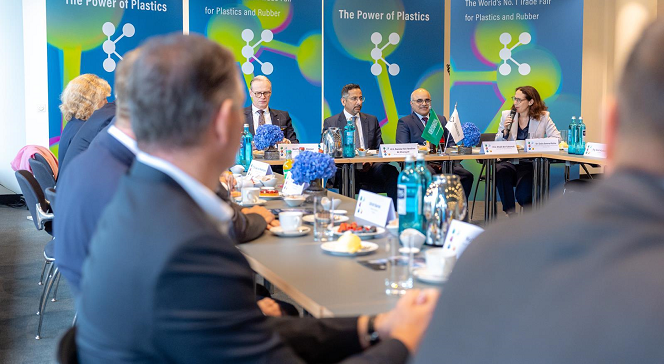 وزير الصناعة يدعو الشركات العالمية إلى الاستثمار في قطاع الكيماويات التحويلية