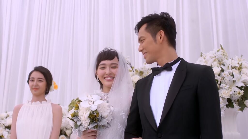 يجتمع أخيرًا مع زوجته التي انفصلت لسنوات ويقيمان حفلا زفافا رسميا! مشهد من دراما "إشراقتي"