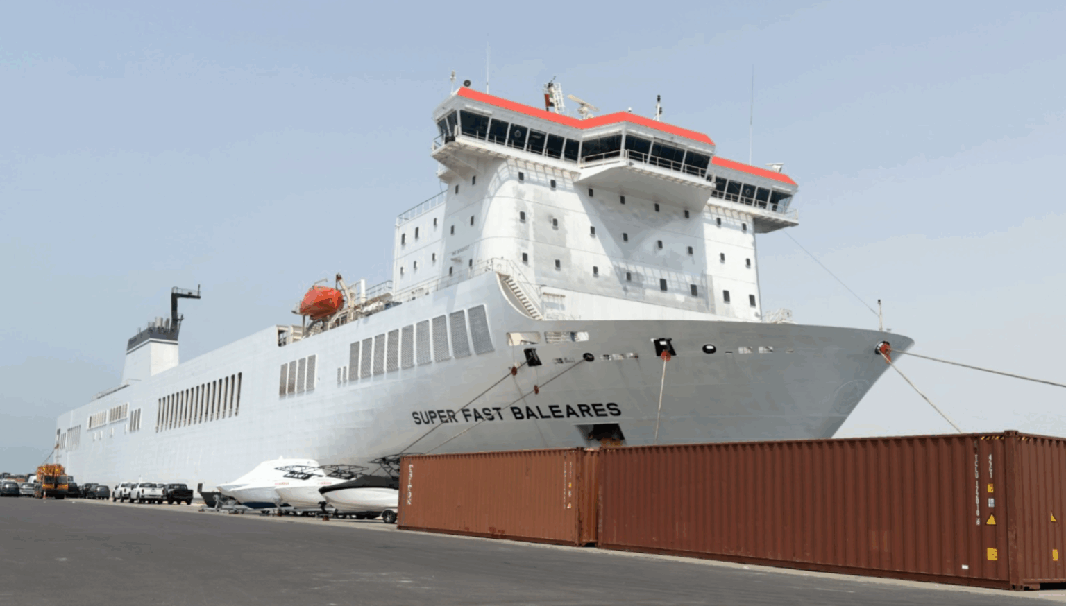 عمليات تحميل المساعدات على "سفينة الإمارات الإنسانية" تتواصل استعدادا للتوجه لقطاع غزة