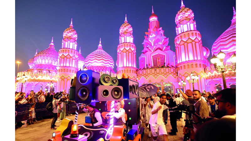 المئات كانوا في انتظار معايشة عروض افتتاح الموسم 30 من القرية العالمية. تصوير: سالم خميس