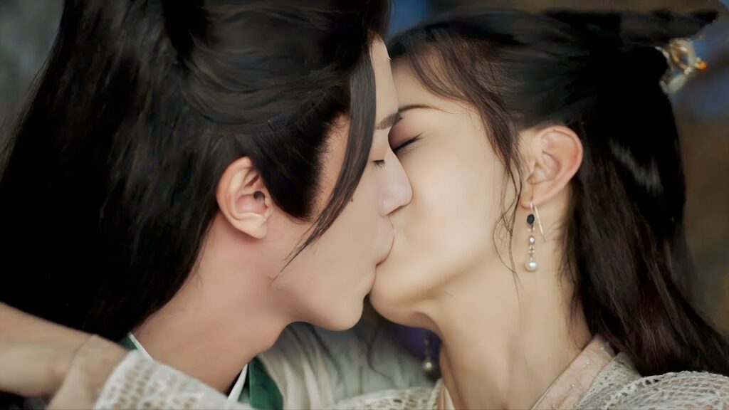 يتقدم الأمير الوسيم للزواج من الأميرة المزيفة ويتبادلان القبلات برومانسية❤️مشهد رومانسي من قدر الحب