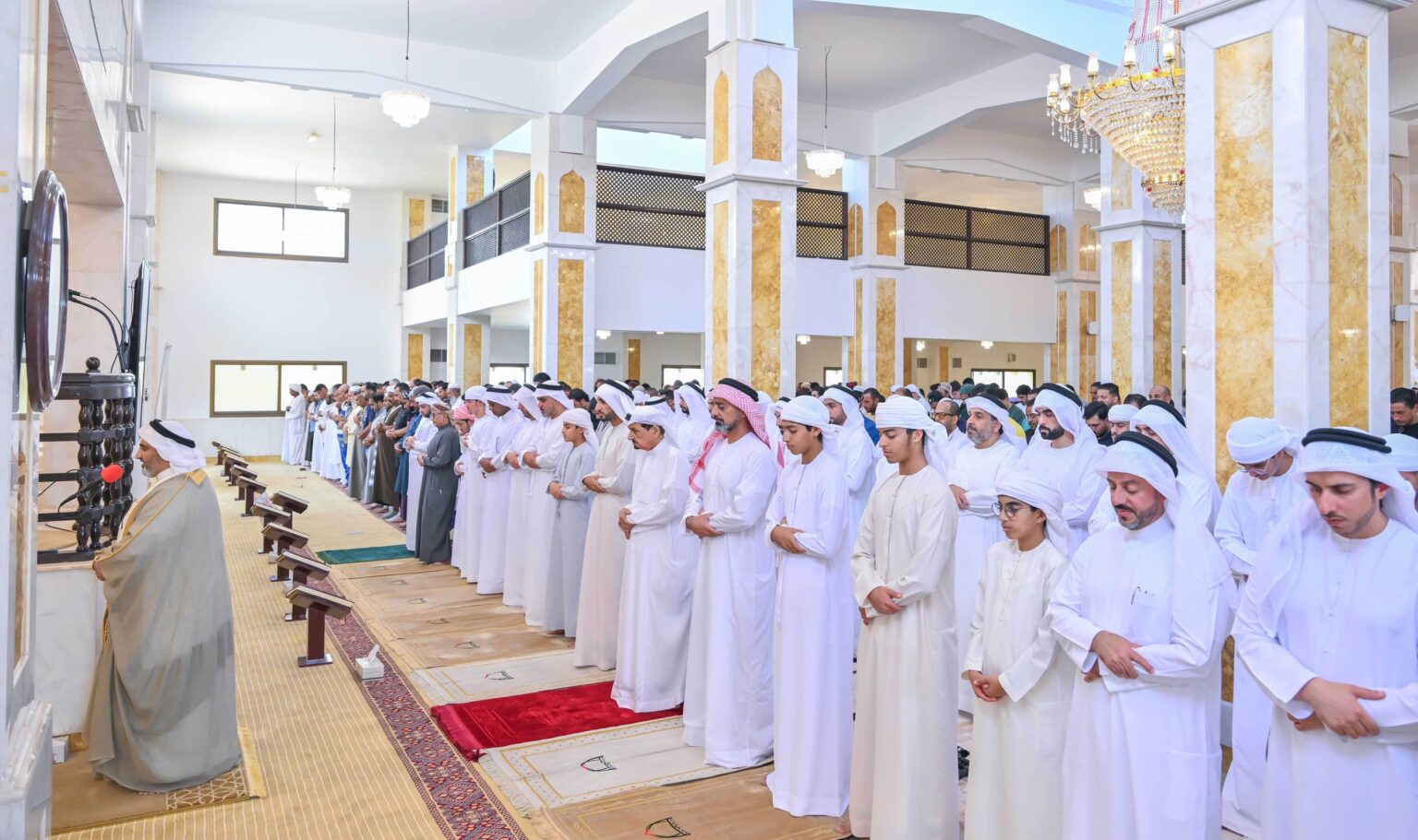 حميد بن راشد يؤدّي صلاة الاستسقاء