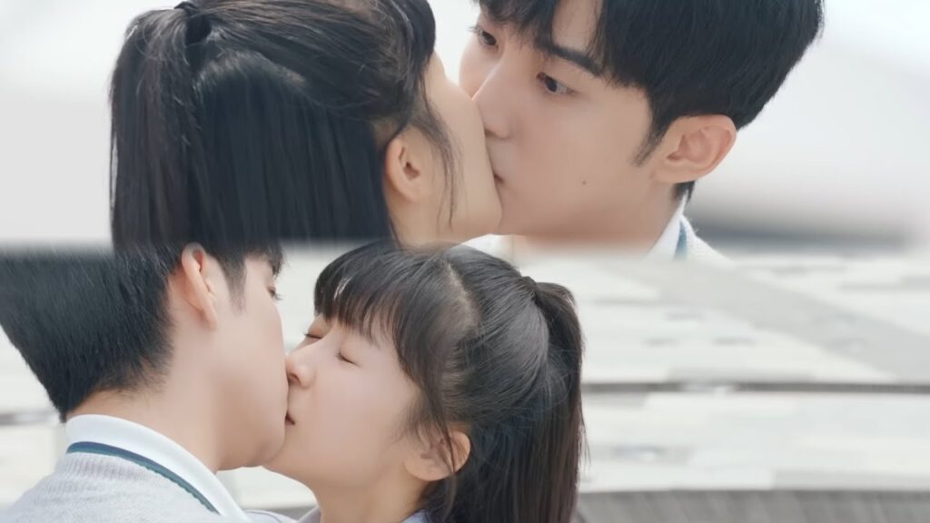 أرادت بطلتنا الجميلة معالجة حبيبها من رهاب الماء فقبلته علنًا فجأة تحت النافورة❤️😊من "معادلة الحب"