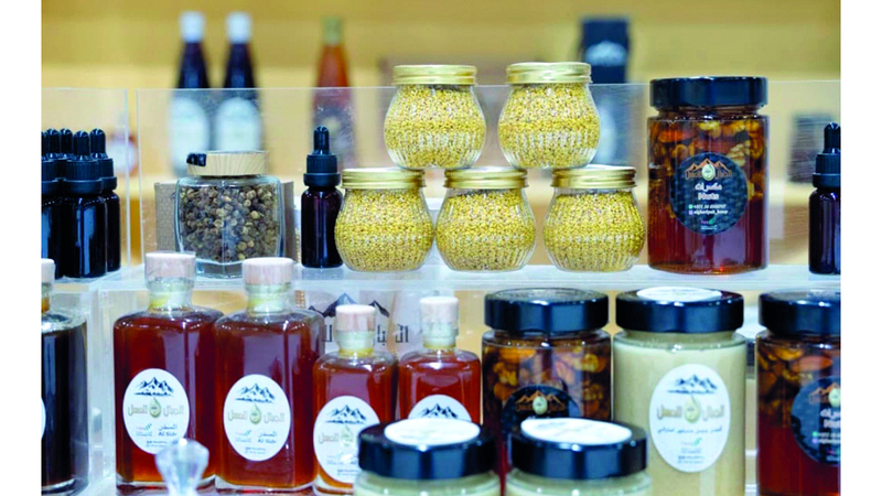 منصة العسل تخطف الأنظار في «الظفرة للتمور»