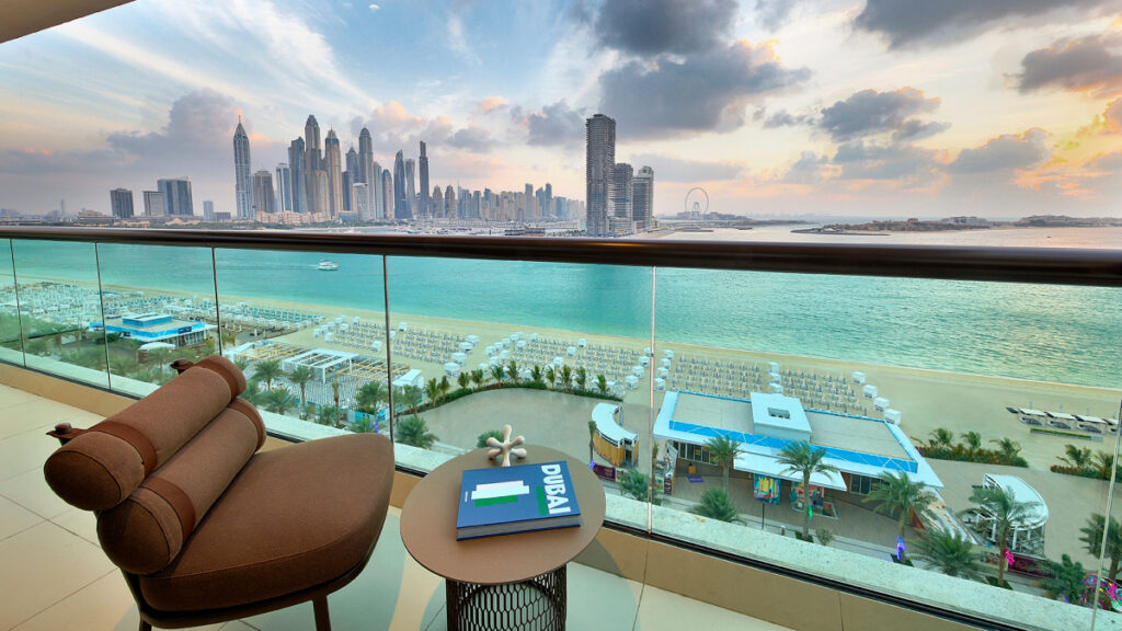 عقارات دبي الفاخرة.. نشاط استثنائي بـ «طلب» يتجاوز المعروض و«أسعار» تواصل الصعود السوق العقارية في دبي تشهد تنوّعاً غير مسبوق في جنسيات المشترين. أرشيفية