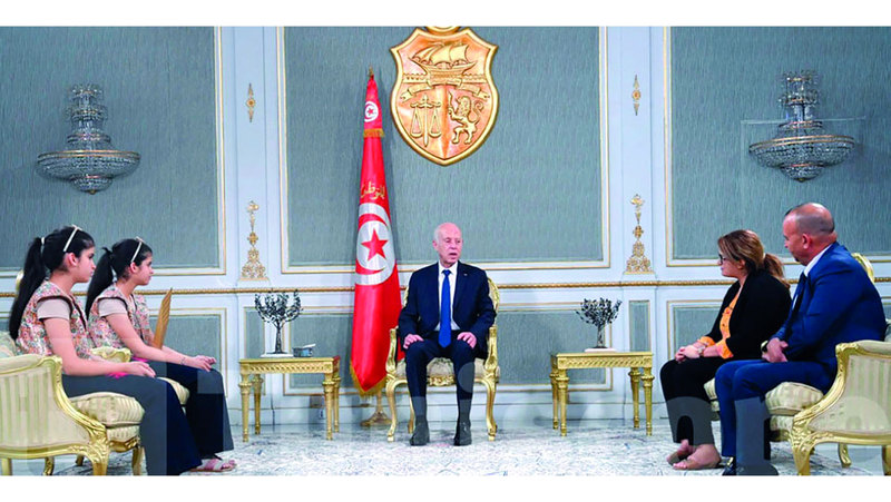 الرئيس التونسي يستقبل التوأم بيسان وبيلسان كوكة بطلتي تحدي القراءة العربي 2025 الرئيس التونسي يستقبل التوأم بيسان وبيلسان كوكة بطلتي تحدي القراءة العربي 2025