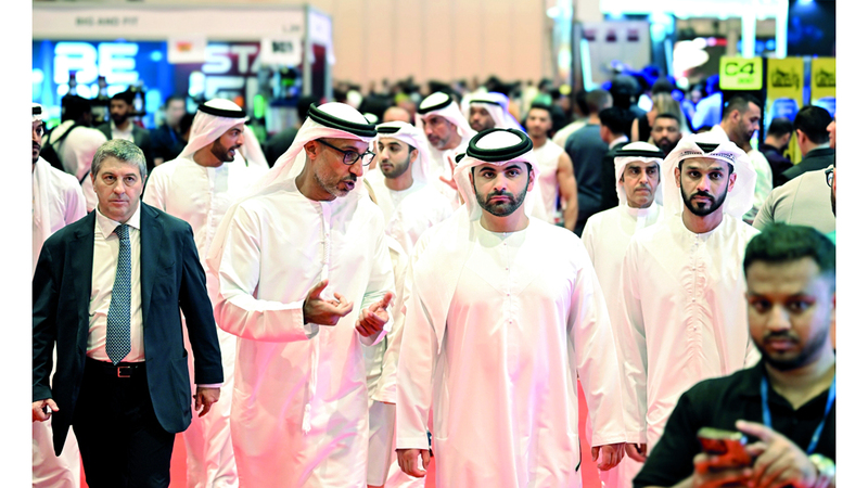 منصور بن محمد تفقّد عدداً من أجنحة الشركات خلال حضوره معرض دبي الدولي بمدينة «إكسبو دبي». وام