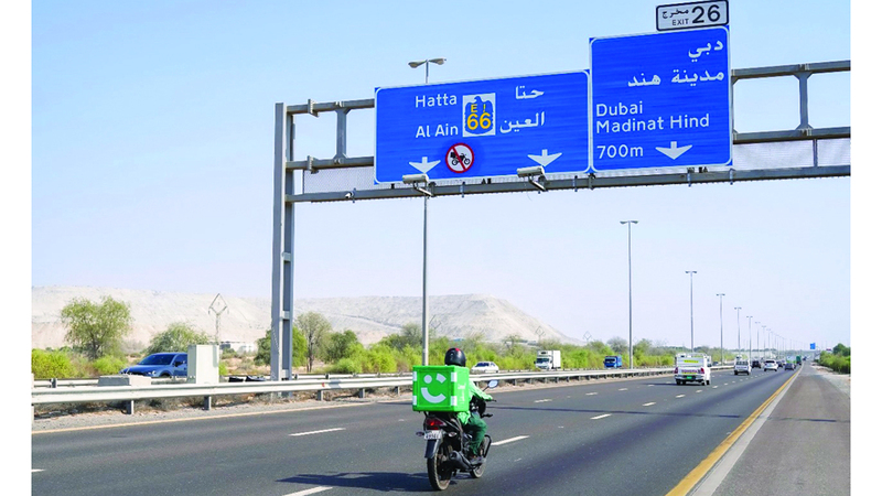 ضوابط جديدة لسير «المركبات الثقيلة» و«الدليفري» بدبي والشارقة.. أبرزها حظر المسارات السريعة وضع علامات لحظر الدراجات على اللوحات الإرشادية في شوارع دبي. من المصدر