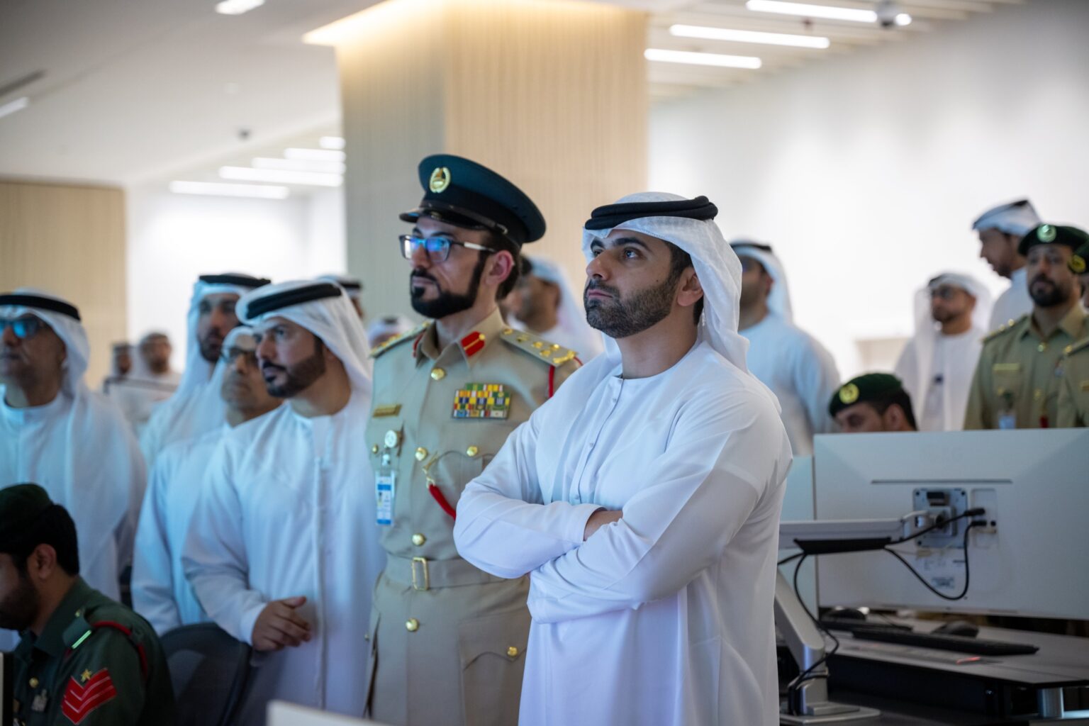 منصور بن محمد يزور مطار دبي الدولي ويطّلع على سير العمل في عدد من الجهات والمرافق