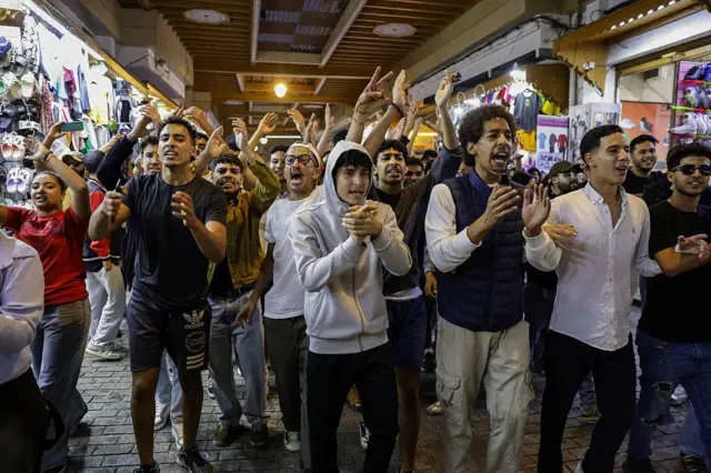 متظاهرون يهتفون بشعارات خلال مظاهرة شبابية في أحد الأسواق بمدينة الرباط يوم 29 سبتمبر/أيلول 2025، مطالبين بإصلاحات في قطاعي الصحة والتعليم العموميين.