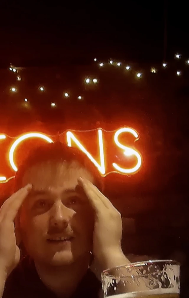 خارج أوقات العمل، وصف الشرطي فيل نيلسون المهاجرين بأنهم "أوغاد".