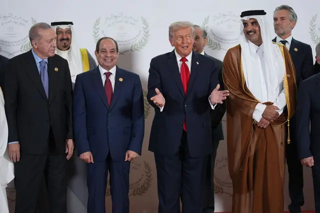 شرم الشيخ، مصر – أكتوبر/تشرين الأول 2025: الرئيس الأمريكي دونالد ترامب خلال قمة لقادة العالم تهدف إلى إنهاء الحرب في غزة، إلى جانبه الرئيس التركي رجب طيب أردوغان والرئيس المصري عبد الفتاح السيسي ورئيس وزراء قطر ووزير خارجيتها الشيخ محمد بن عبد الرحمن بن جاسم آل ثاني.