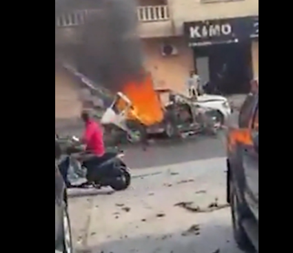 شهيد و5 جرحى باستهداف مسيرة إسرائيلية لسيارة في بلدة كفرا جنوبي لبنان- (فيديو)
