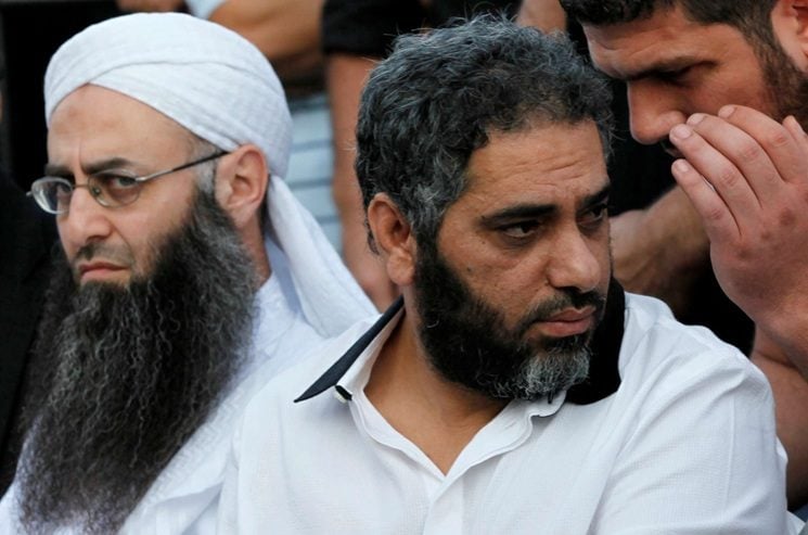 تفاصيل تسليم الفنان فضل شاكر نفسه لمخابرات الجيش اللبناني.. جهات عربية على الخط تفاصيل تسليم الفنان فضل شاكر نفسه لمخابرات الجيش اللبناني.. جهات عربية على الخط