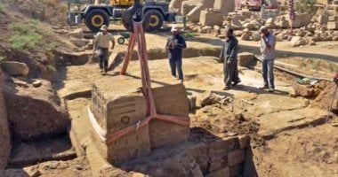 كشف أثرى بالكرنك.. لوحة جديدة للعصر اليونانى قرب بوابة الملك رمسيس “صور” كشف أثرى بالكرنك.. لوحة جديدة للعصر اليونانى قرب بوابة الملك رمسيس "صور"