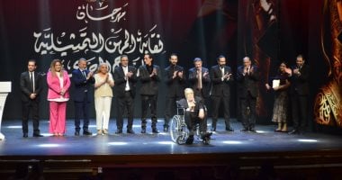 صبرى عبد المنعم يبكي أثناء تكريمه: شكرا إنكم كرمتونى قبل ما نروح.. صور