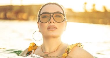 عبير صبرى تودع الصيف بجلسة تصوير جريئة وملونة على البحر.. صور