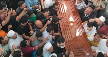 جنازة مهيبة.. الآلاف يودعون جثمان أحمد عمر هاشم لمثواه الأخير بالشرقية.. فيديو