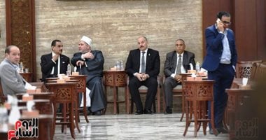 شخصيات عامة وسفراء فى عزاء الدكتور أحمد عمر هاشم بمسجد الشرطة (صور)