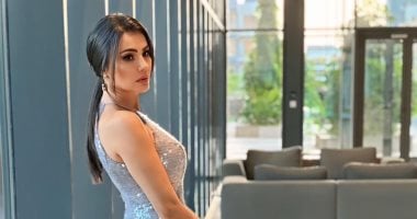 دينا فؤاد من الأسود إلى الفضى القصير.. هكذا ظهرت فى آخر إطلالة