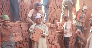 عم محمود عامل طوب يخطف القلوب بصوته العذب داخل مصنع بالدقهلية.. فيديو وصور عم محمود عامل طوب يخطف القلوب بصوته العذب داخل مصنع بالدقهلية.. فيديو وصور