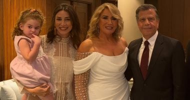 إيناس الدغيدي وابنتها وحفيدتها.. 3 أجيال فى صورة سعيدة من عقد قران المخرجة إيناس الدغيدي وابنتها وحفيدتها.. 3 أجيال فى صورة سعيدة من عقد قران المخرجة