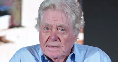 حسين فهمى: مهرجان القاهرة لا يعانى ماديا وفهم خاطئ للألوان وراء سحب البوستر