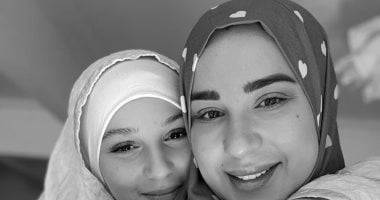 أسما شريف منير وإبنتها بإسدال الصلاة وتعلق: يوم الجمعة يخفف صعوبة كل شىء