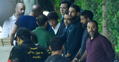 سند وضهر.. تامر هاشم وهوارى وشريف وآدم بجانب أمير عيد فى عزاء والدته سند وضهر.. تامر هاشم وهوارى وشريف وآدم بجانب أمير عيد فى عزاء والدته